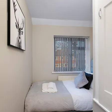 Family-friendly 4-bed Near Parks & Transport Links Holiday home