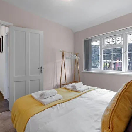 Family-friendly 4-bed Near Parks & Transport Links