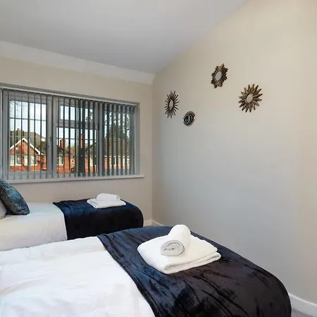 Family-friendly 4-bed Near Parks & Transport Links Holiday home Birmingham