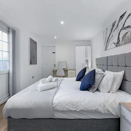 Family-friendly 4-bed Near Parks & Transport Links