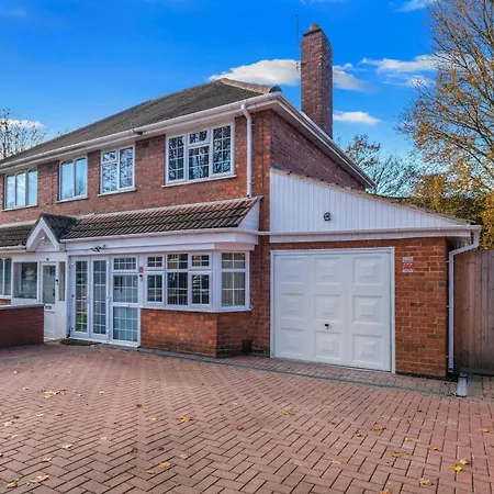 Holiday home Family-friendly 4-bed Near Parks & Transport Links Birmingham