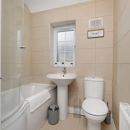 Family-friendly 4-bed Near Parks & Transport Links *