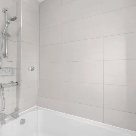 Holiday home Family-friendly 4-bed Near Parks & Transport Links