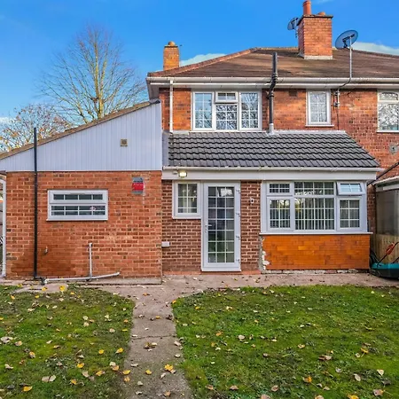 Family-friendly 4-bed Near Parks & Transport Links Holiday home Birmingham